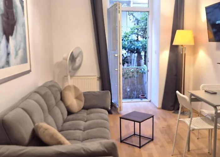 Cozy 1br With Living & Garden Included Apartmán